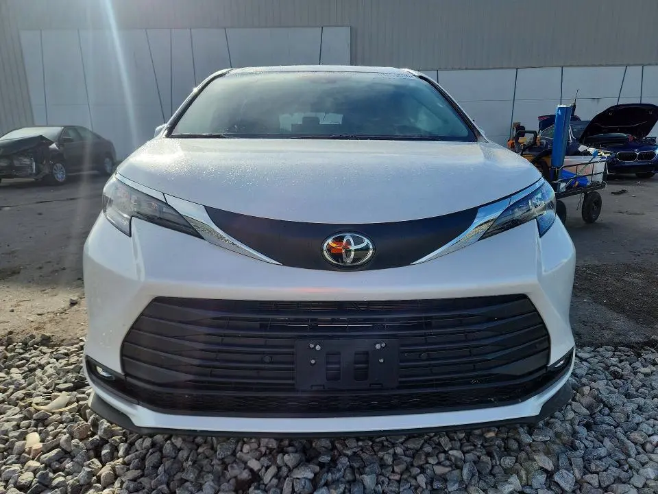 2026 TOYOTA SIENNA XLE 8-PASSENGER  