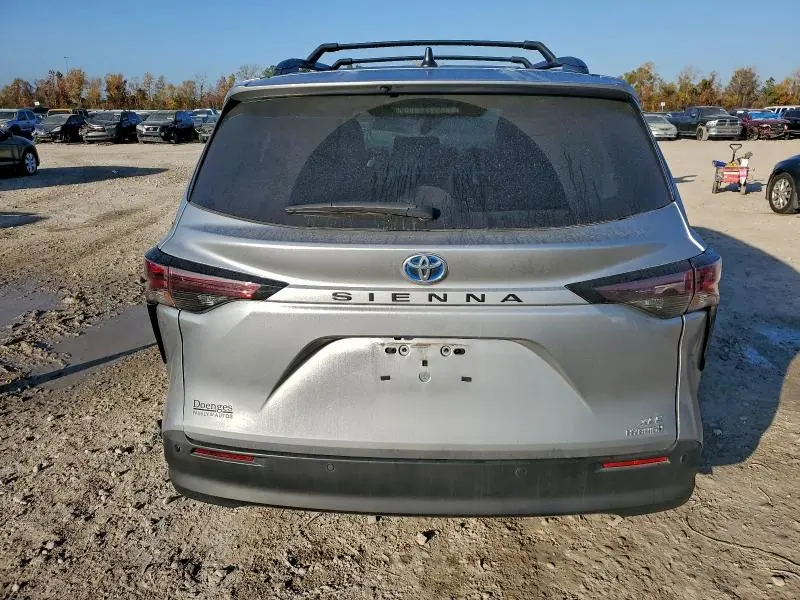 2023 TOYOTA SIENNA XLE  