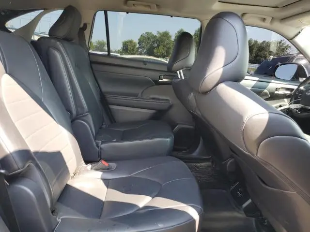 2021 TOYOTA HIGHLANDER XLE  