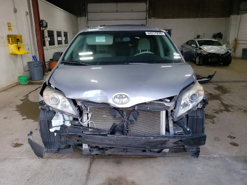 2012 TOYOTA SIENNA LE  