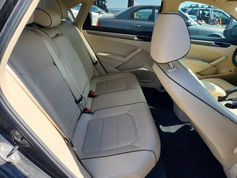 2016 VOLKSWAGEN PASSAT SE  