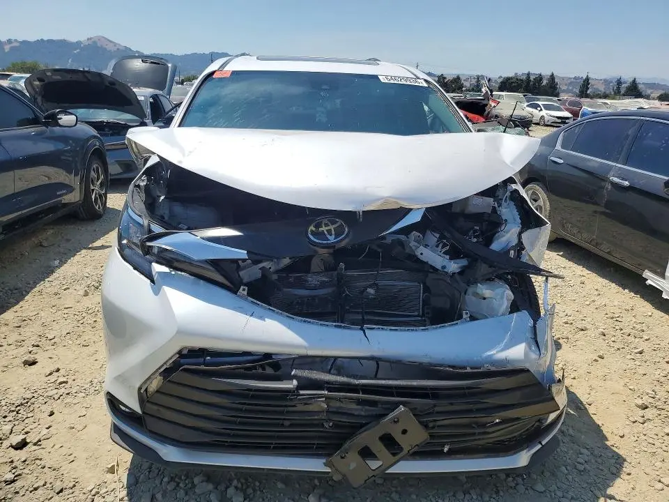 2026 TOYOTA SIENNA XLE 8-PASSENGER  