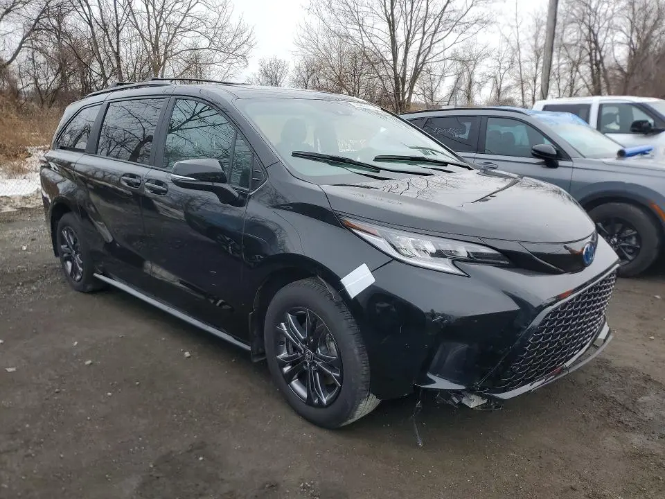 2025 TOYOTA SIENNA   