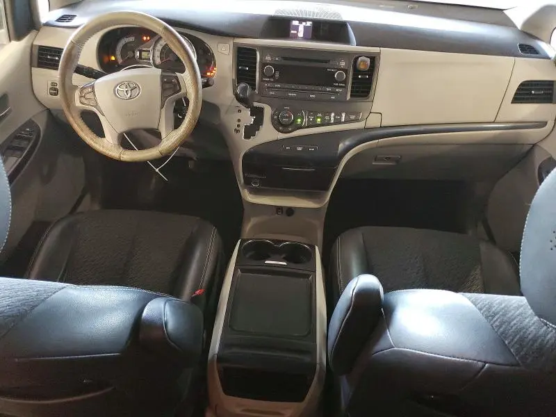 2011 TOYOTA SIENNA SE 8-PASSENGER  