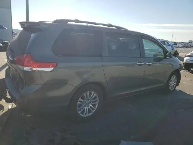 2013 TOYOTA SIENNA XLE  