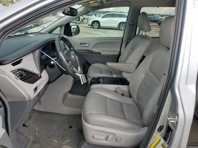 2019 TOYOTA SIENNA XLE  