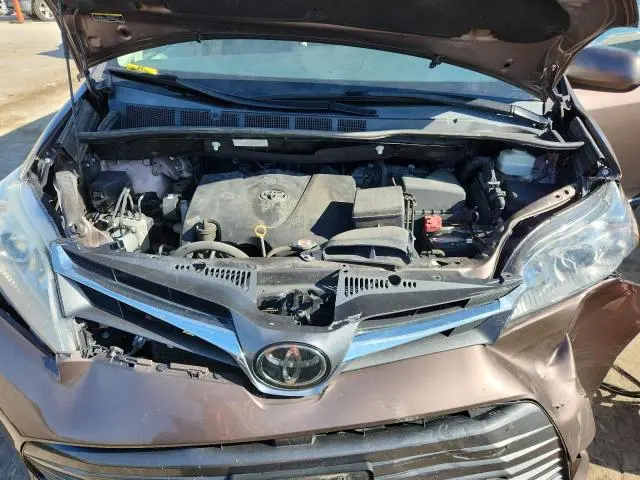 2019 TOYOTA SIENNA XLE  