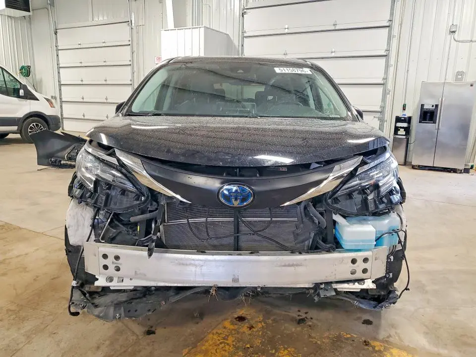 2022 TOYOTA SIENNA XLE  