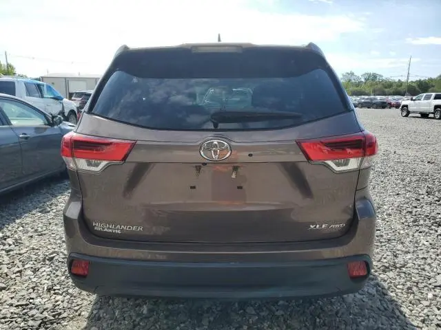2018 TOYOTA HIGHLANDER SE  