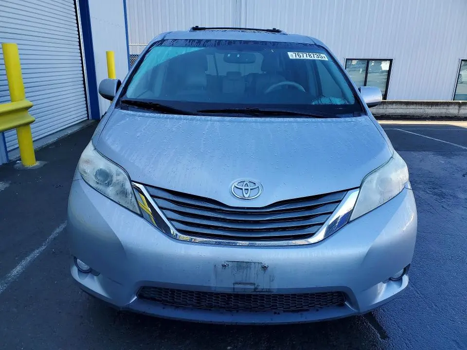 2012 TOYOTA SIENNA XLE  