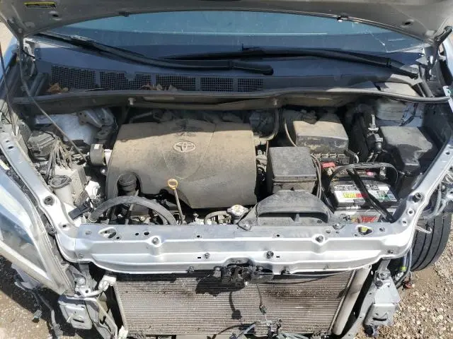 2020 TOYOTA SIENNA XLE  