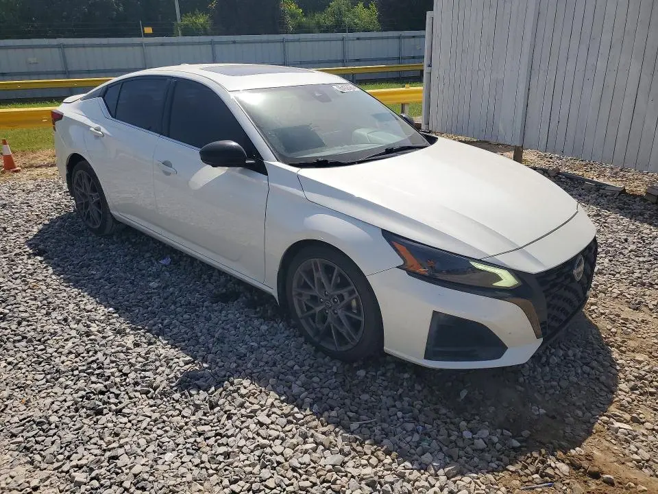 2023 NISSAN ALTIMA SR  