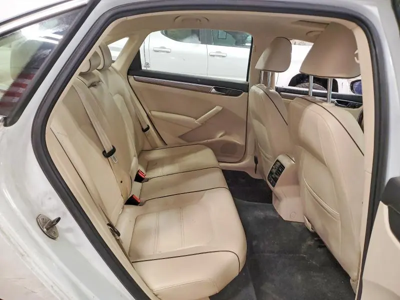 2016 VOLKSWAGEN PASSAT SE  