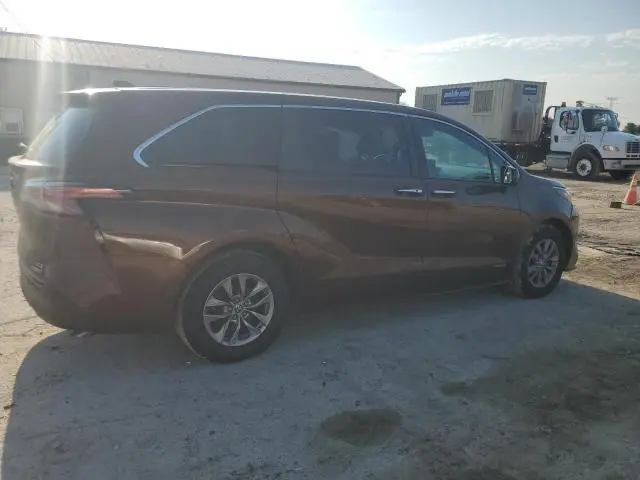 2021 TOYOTA SIENNA XLE  