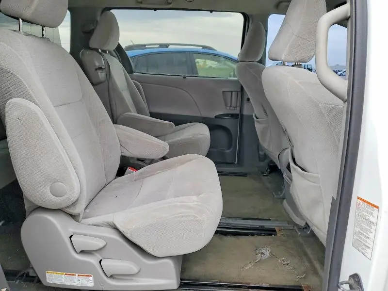 2015 TOYOTA SIENNA LE  