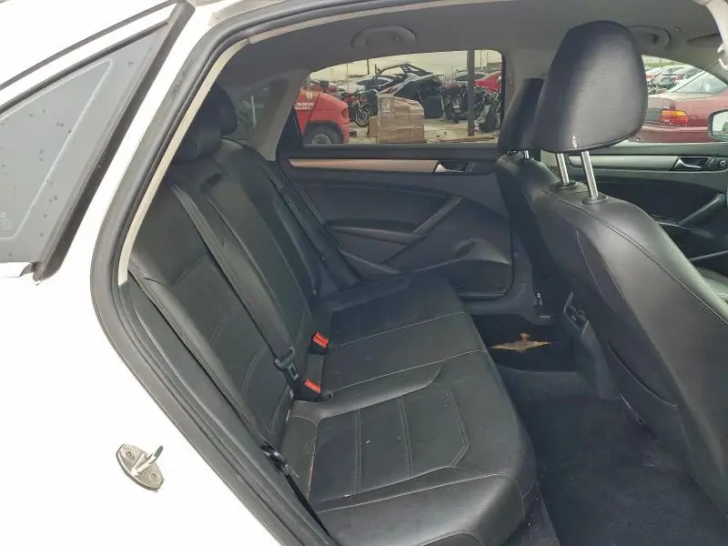 2015 VOLKSWAGEN PASSAT SE  