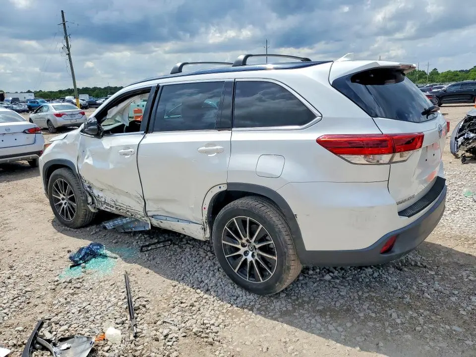 2018 TOYOTA HIGHLANDER SE  