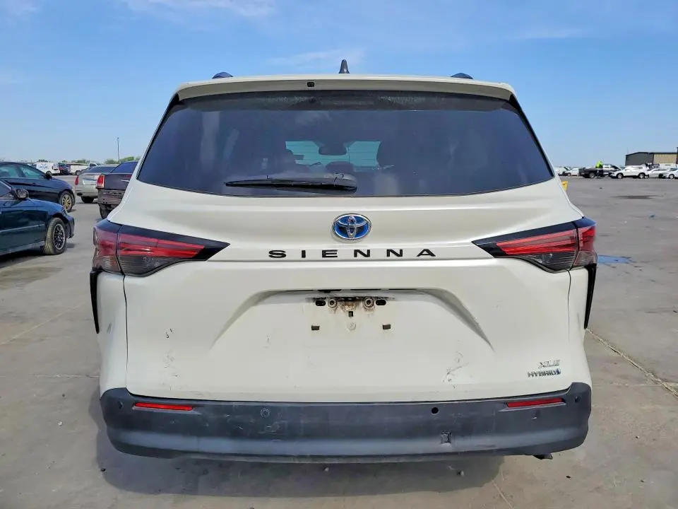 2021 TOYOTA SIENNA XLE 8-PASSENGER  