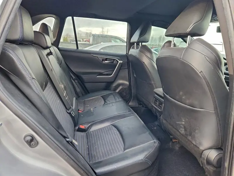 2021 TOYOTA RAV4 XLE  