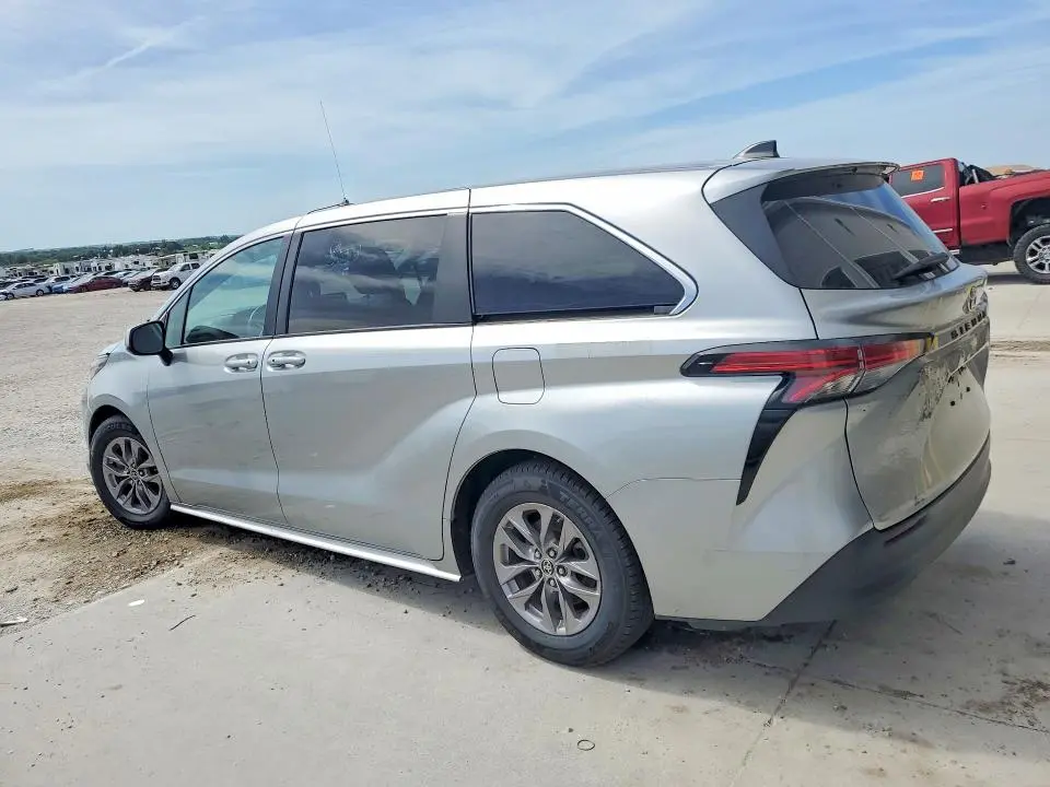2022 TOYOTA SIENNA LE  