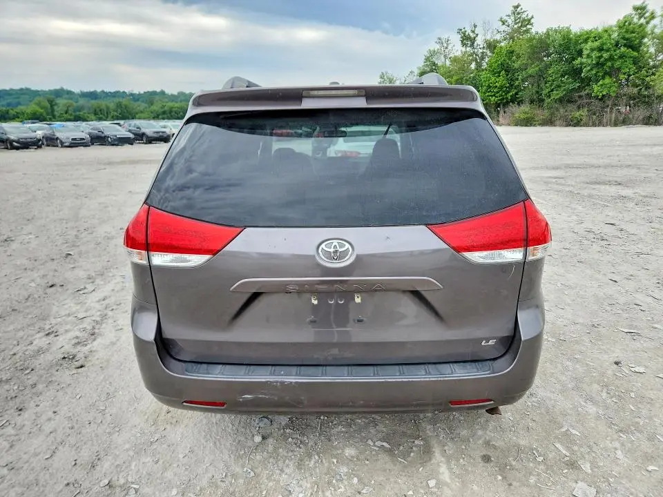 2011 TOYOTA SIENNA LE  