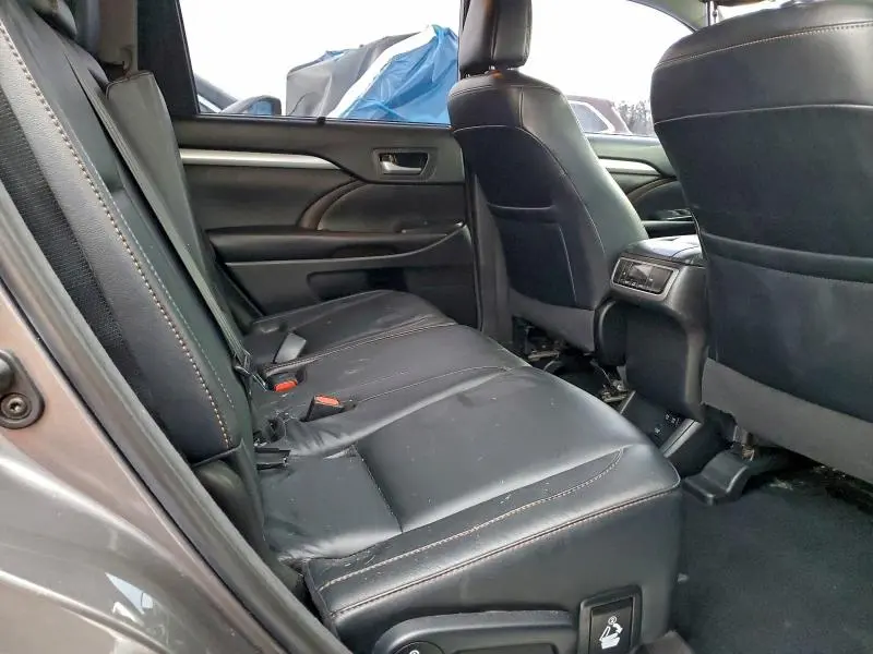 2018 TOYOTA HIGHLANDER SE  