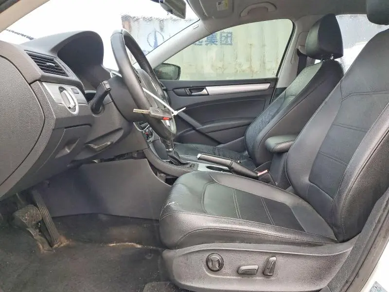 2013 VOLKSWAGEN PASSAT   