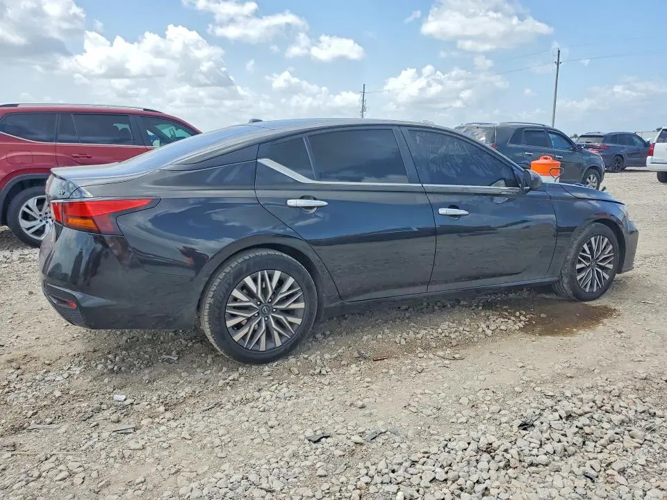 2023 NISSAN ALTIMA SV  