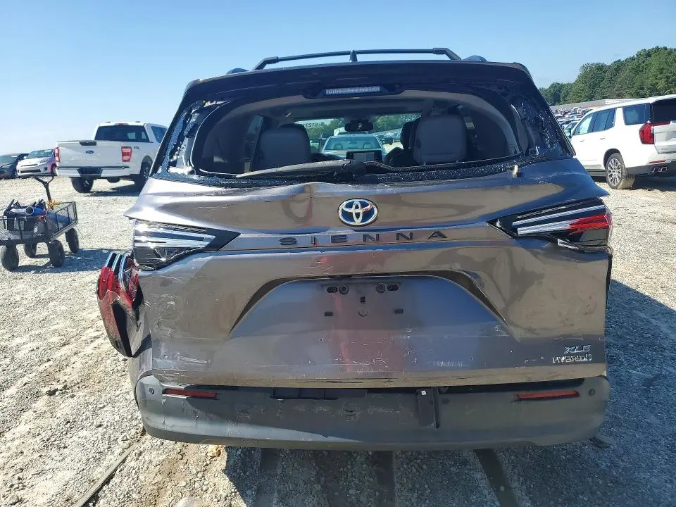 2021 TOYOTA SIENNA XLE  