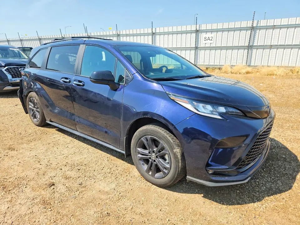 2025 TOYOTA SIENNA LE  