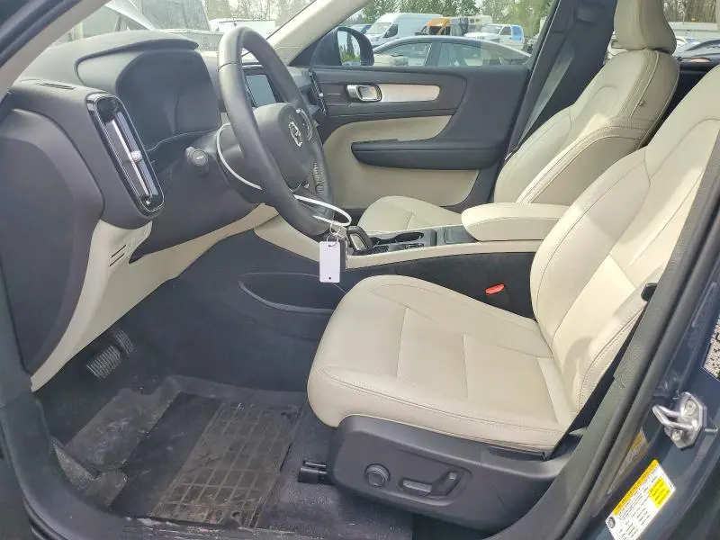 2021 VOLVO XC40 T5 MOMENTUM  
