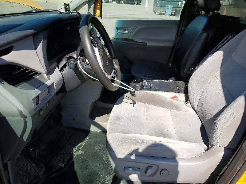 2017 TOYOTA SIENNA LE  