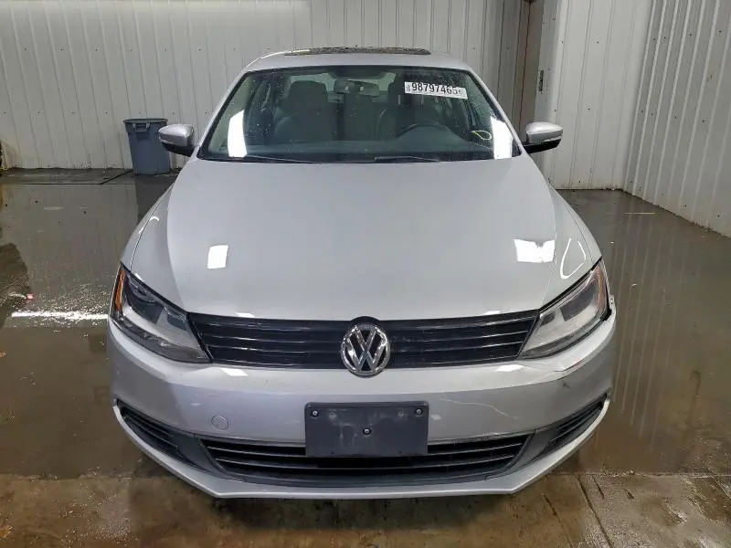 2011 VOLKSWAGEN JETTA SE  