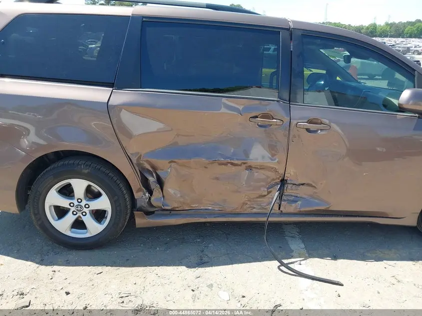 2018 TOYOTA SIENNA LE 8 PASSENGER