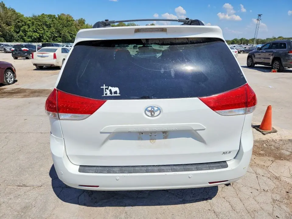 2014 TOYOTA SIENNA XLE 8-PASSENGER  
