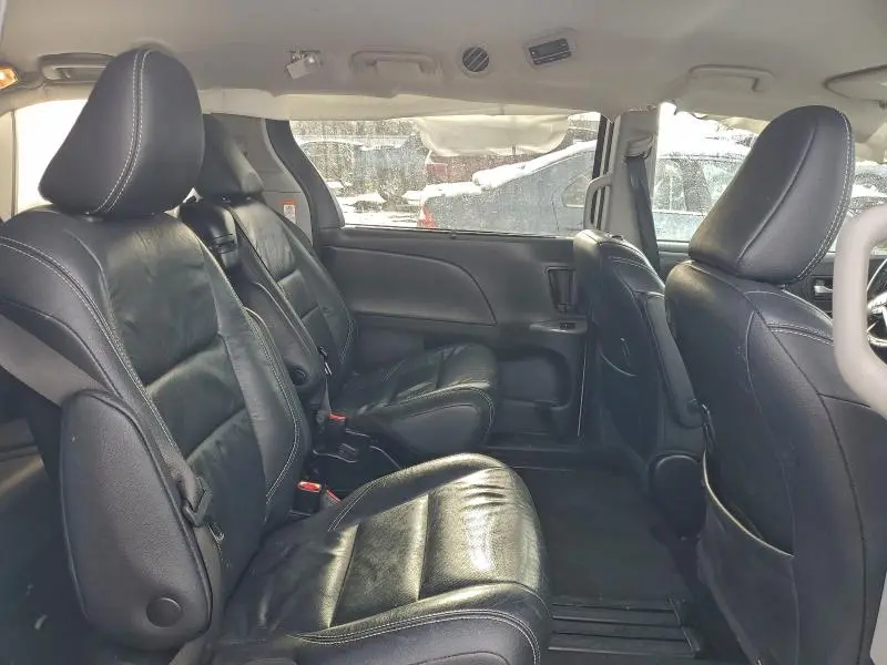 2018 TOYOTA SIENNA SE  