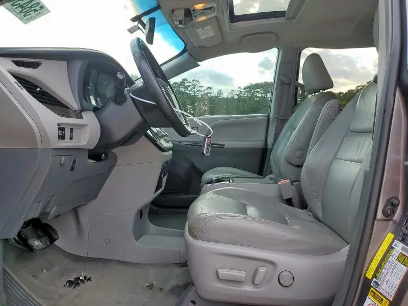 2016 TOYOTA SIENNA XLE  