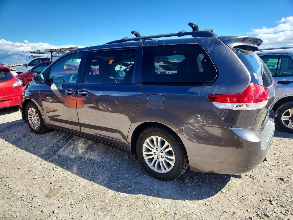 2013 TOYOTA SIENNA XLE 8-PASSENGER  