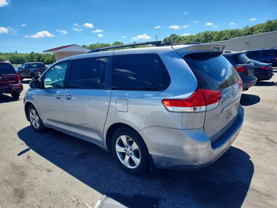 2013 TOYOTA SIENNA LE  