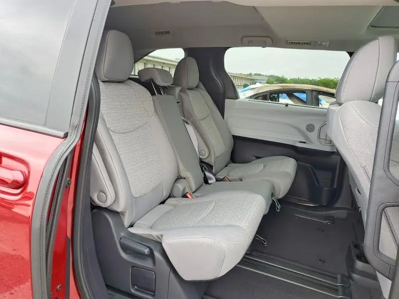 2025 TOYOTA SIENNA LE  