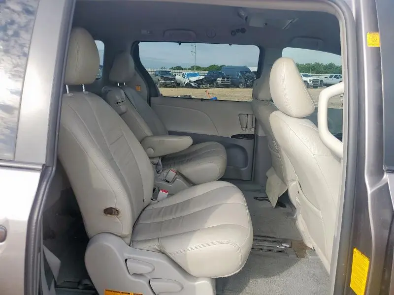 2011 TOYOTA SIENNA LE  