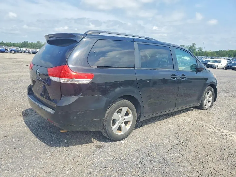 2014 TOYOTA SIENNA LE  