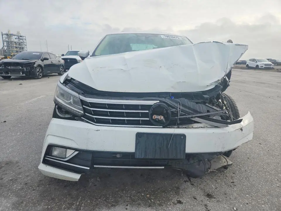 2016 VOLKSWAGEN PASSAT SE  