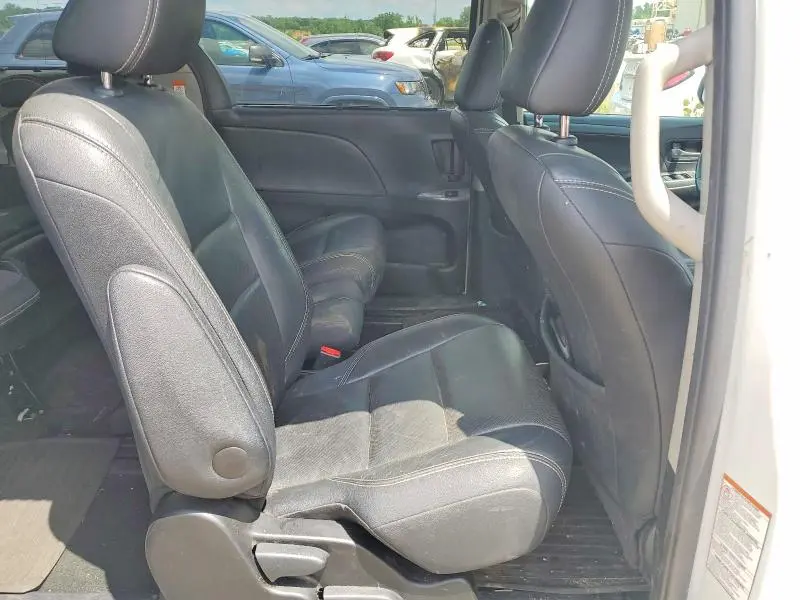 2016 TOYOTA SIENNA SE  