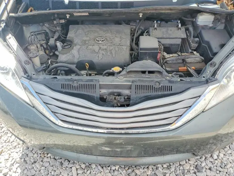 2014 TOYOTA SIENNA XLE 8-PASSENGER  