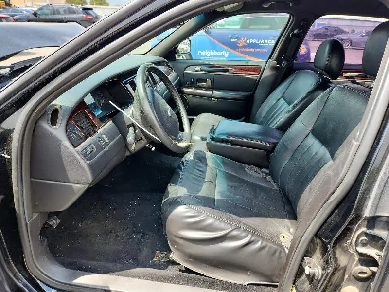 2010 LINCOLN TOWN CAR EXECUTIVE L  