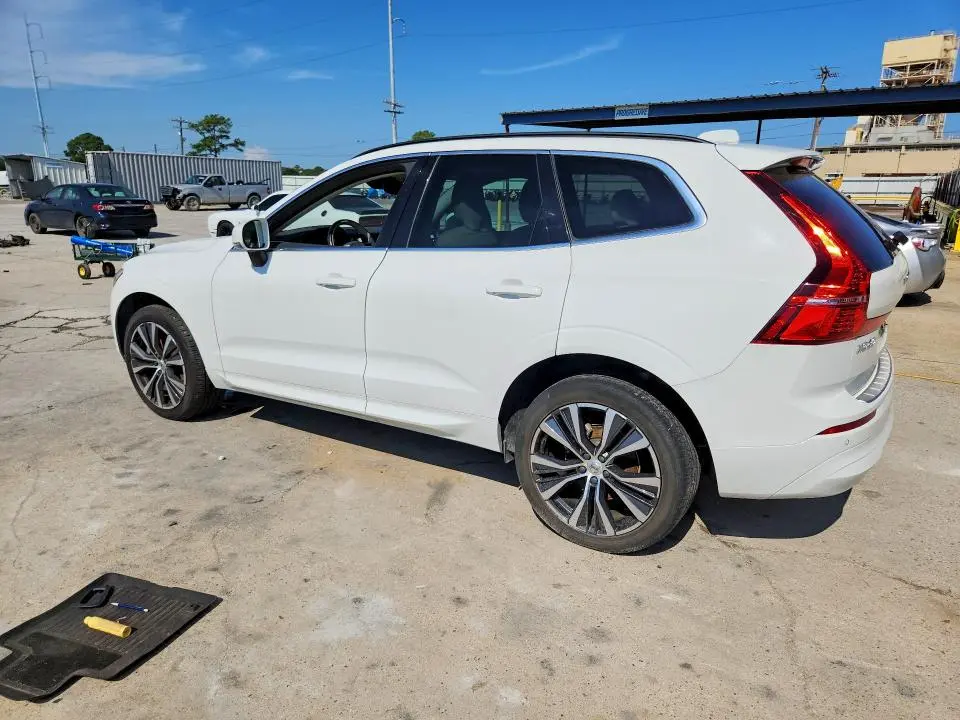 2022 VOLVO XC60 B5 MOMENTUM  
