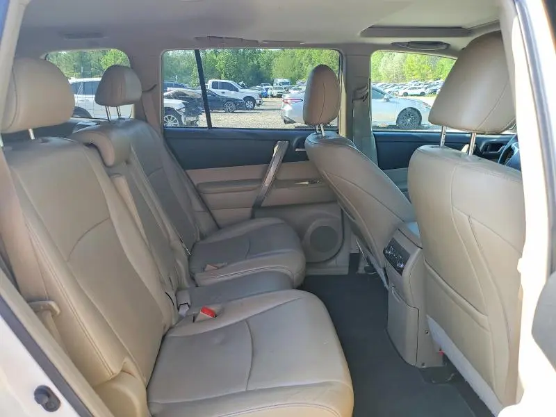 2013 TOYOTA HIGHLANDER SE  