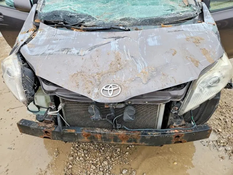 2011 TOYOTA SIENNA LE 8-PASSENGER  