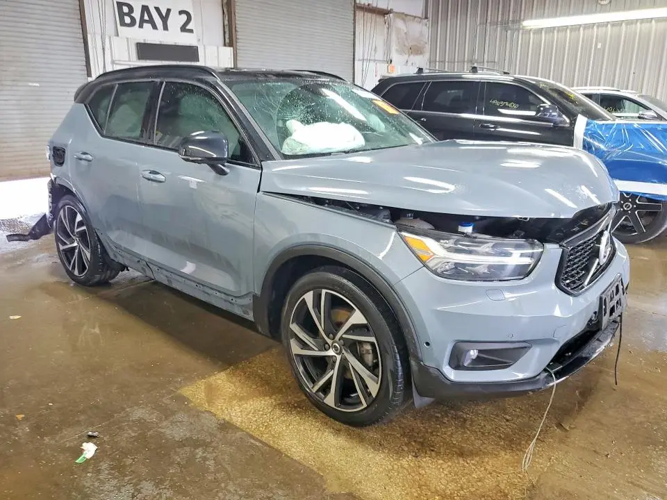 2022 VOLVO XC40 T5 R-DESIGN  